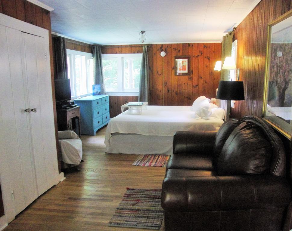 The Pines Cottages Woodfin Room photo